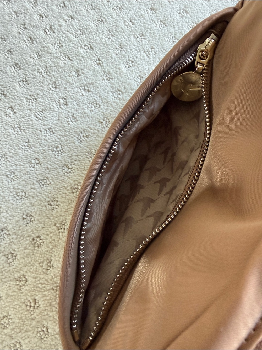 Lo & Sons Tan Nouvelle Crossbody Bag with Dark Brown Strap - Picture 7 of 10